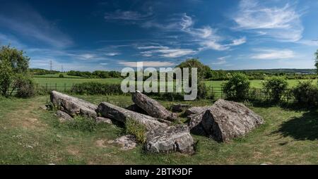 Little Kit's Coty, conosciuto anche come The Ecountless Stones, barile lungo smussato neolitico, uno dei megaliti Medway, vicino Aylesford, Kent, Regno Unito Foto Stock