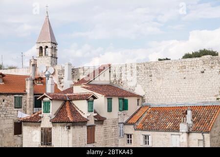 Si affaccia sui tetti in tegole rosse della storica città vecchia di Spalato verso il Campanile della Cappella di Sant'Arne, Spalato, Croaia Foto Stock