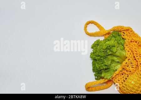 Shopping con una borsa a corda in maglia ecologica. Attenzione all'ambiente, concetto di riciclaggio, assenza di plastica, assenza di rifiuti Foto Stock