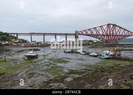 Treni Virgin costa est treno ad alta velocità (Intercity 125) che corre fuori dal Forth Bridge a North Queensferry, Fife, Scozia. Foto Stock