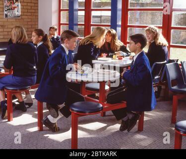 I bambini hanno siseato n mensa della scuola secondaria, Surrey, Inghilterra, Regno Unito Foto Stock