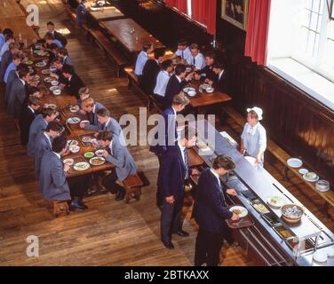 Ragazzi che pranzano nella sala da pranzo della scuola, Surrey, Inghilterra, Regno Unito Foto Stock