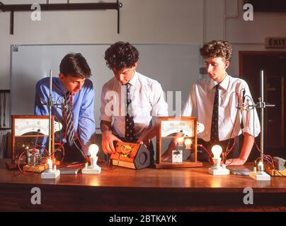 Ragazzi che lavorano con apparecchi elettrici in classe scientifica, Surrey, Inghilterra, Regno Unito Foto Stock