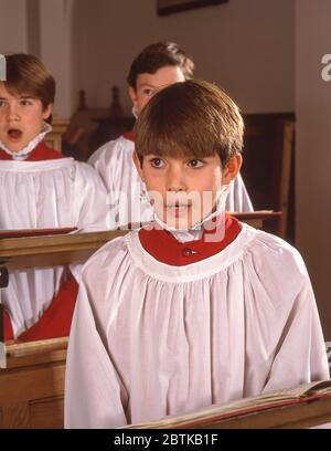 Giovane cantante ragazzo in coro di chiesa, Guildford, Surrey, Inghilterra, Regno Unito Foto Stock