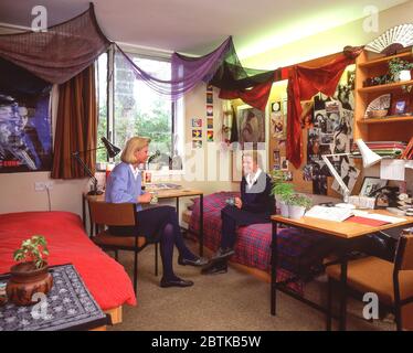 Studentesse secondarie in dormitorio presso la scuola indipendente di Surrey, Inghilterra, Regno Unito Foto Stock