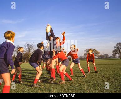 Ragazzi che saltano in linea alla partita di rugby scolastica, Surrey, Inghilterra, Regno Unito Foto Stock