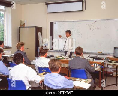 Insegnante e studenti di matematica, Surrey, Inghilterra, Regno Unito Foto Stock