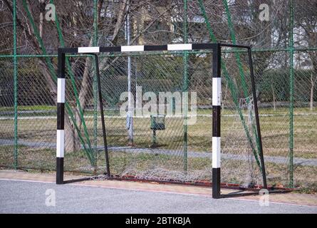 Dettaglio di un piccolo campo da gioco di calcio e di una cornice di obiettivo per giochi dilettanti ricreativi Foto Stock