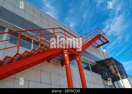Fuga fuoco sulla facciata dell'edificio contro un cielo blu luminoso. Foto Stock