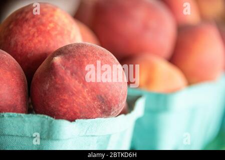 Pesche fresche della Georgia in un mercato di frutta e verdura sul bordo strada nella Georgia nordorientale. (STATI UNITI) Foto Stock