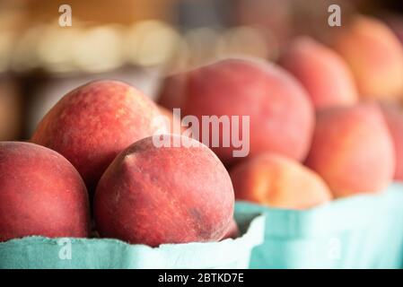 Pesche fresche della Georgia in un mercato di frutta e verdura sul bordo strada nella Georgia nordorientale. (STATI UNITI) Foto Stock