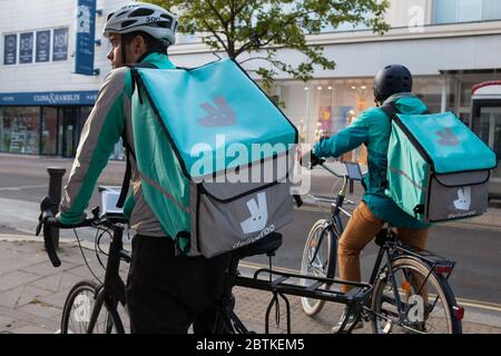 I corrieri di Deliveroo a Brighton, Sussex orientale Foto Stock