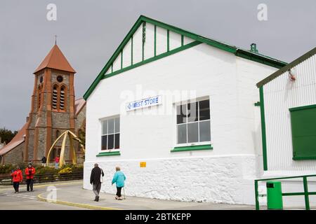 Falkland Islands Company Store & Christchurch Cathedral a Port Stanley, Isole Falkland (Islas Malvinas), Regno Unito, Sud America Foto Stock