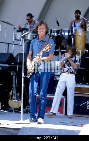 Bob Weir dei Grateful Dead si esibisce al concerto No Nukes all'Hollywood Bowl nel 1981 Foto Stock