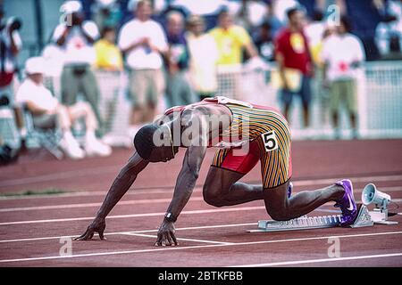 Sequenza di Michael Johnson (USA) che inizia la finale di 400 metri alle 12 prove olimpiche e di Field Team SEQ1 2 del 1996 Foto Stock
