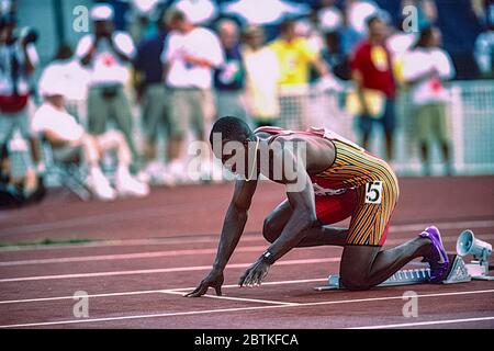 Sequenza di Michael Johnson (USA) che inizia la finale di 400 metri alle 12 prove olimpiche e di Field Team SEQ1 3 del 1996 Foto Stock