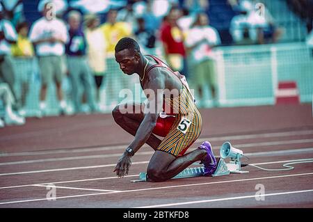 Sequenza di Michael Johnson (USA) che inizia la finale di 400 metri alle 12 prove olimpiche e di Field Team SEQ1 5 del 1996 Foto Stock