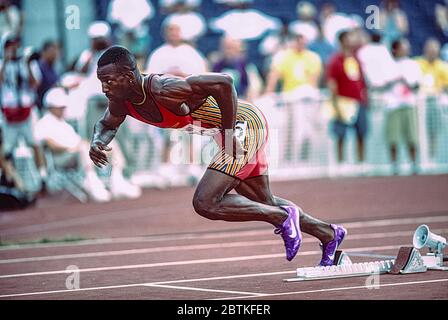 Sequenza di Michael Johnson (USA) che inizia la finale di 400 metri alle 10 prove olimpiche e di Field Team SEQ1 12 del 1996 Foto Stock