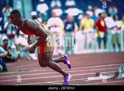 Sequenza di Michael Johnson (USA) che inizia la finale di 400 metri alle 11 prove olimpiche e di Field Team SEQ1 12 del 1996 Foto Stock