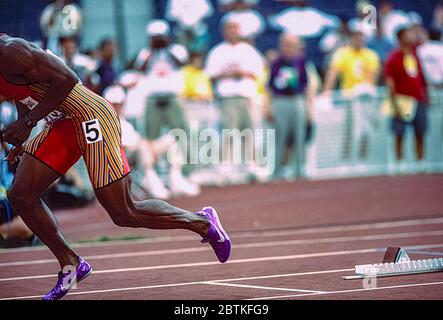 Sequenza di Michael Johnson (USA) che inizia la finale di 400 metri alle 12 prove olimpiche e di Field Team SEQ1 1 2 di 1996 Foto Stock