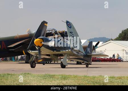 G-RNHF (precedentemente VX281 in servizio Royal Navy), un Hawker Sea Fury di proprietà della Marina Wings, e gestito dal Royal Navy Historic Flight, presso RAF Leuchars. Foto Stock