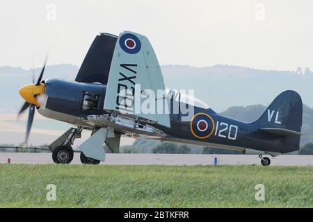 G-RNHF (precedentemente VX281 in servizio Royal Navy), un Hawker Sea Fury di proprietà della Marina Wings, e gestito dal Royal Navy Historic Flight, presso RAF Leuchars. Foto Stock