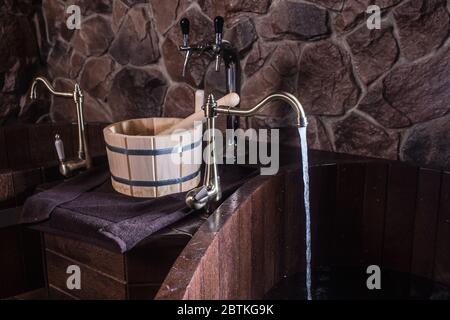 Accessori bagno in legno nella sauna Foto Stock
