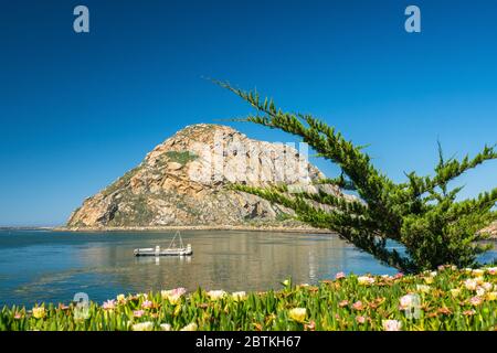 Morro Bay state Park, costa della California. Bella roccia Morro, acqua tranquilla, e cielo azzurro sfondo Foto Stock
