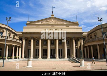 Teatro Solis nel quartiere della Città Vecchia, Montevideo, Uruguay, Sud America Foto Stock