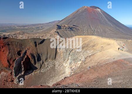 Tongariro Alpine Crossing escursionisti sopra il cratere Rosso, con il monte Ngauruhoe dietro Foto Stock