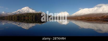 Riflessioni di montagna a Loch Clair, Torridon, Highland Scozia Foto Stock