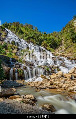 Mae Ya cascata è bella più famosa nel Parco Nazionale Doi Inthanon Chiang mai, Thailandia. Foto Stock