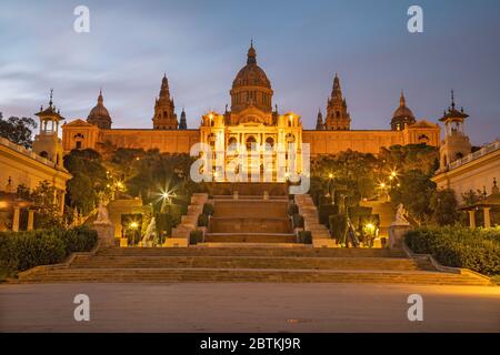 Barcellona - il Palazzo reale dalla Plaza Espana al tramonto. Foto Stock