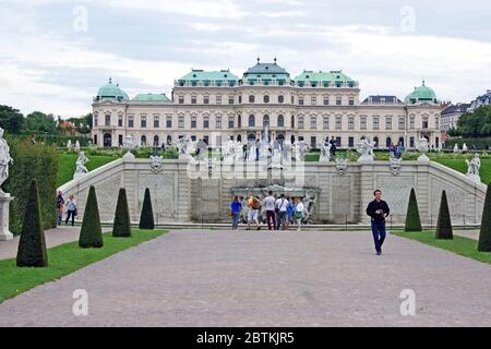 Completato nel 1723 come residenza estiva fuori Vienna, il palazzo del Belvedere superiore conserva oggi importanti opere d'arte, tra cui il bacio di Gustav Klimt Foto Stock