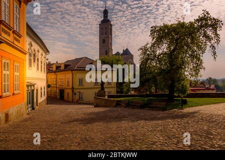 Case storiche e Chiesa di San Giacomo nel centro di Kutna Hora nella Repubblica Ceca, Europa. Sito patrimonio dell'umanità dell'UNESCO. Foto Stock