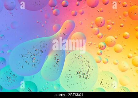 astratto sfondo macro colorato di olio su acqua arcobaleno carta da parati Foto Stock