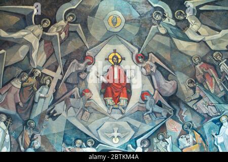 BARCELLONA, SPAGNA - 5 MARZO 2020: Il moderno affresco di Gesù tra i santi nella chiesa Santuario Maria Auxiliadora. Foto Stock