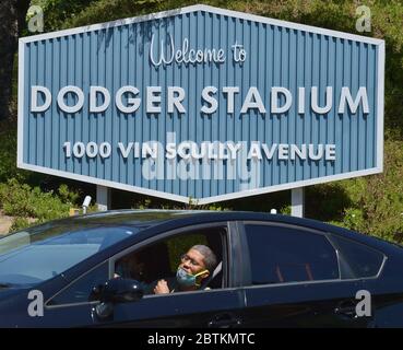 Los Angeles, Stati Uniti. 26 maggio 2020. Los Angeles, Stati Uniti. 26 Maggio 2020. Un uomo chiede come evitare la lunga fila di veicoli in attesa di entrare in un nuovo sito di test COVID-19 presso il Dodger Stadium di Los Angeles martedì 26 maggio 2020. Nell'annunciare il centro di venerdì, il sindaco Eric.Garcetti ha detto che i funzionari sanitari sarebbero state la prova di ben 6,000 persone al giorno nella nuova sede, dove ha detto che è stato testato per COVID-19 stesso. I funzionari della città dicono che ospiterà tre volte più persone di qualsiasi altro sito di test nella contea di Los Angeles. Foto di Jim Ruymen/UPI Credit: UPI/Alamy Live News Credi Foto Stock