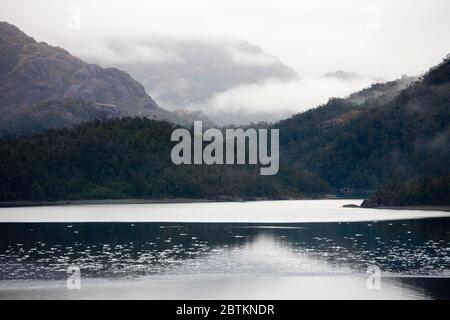 Fiordo che conduce al Ghiacciaio Amalia nel Parco Nazionale o'Higgins, campo di ghiaccio della Patagonia Meridionale, Cile, Sud America Foto Stock