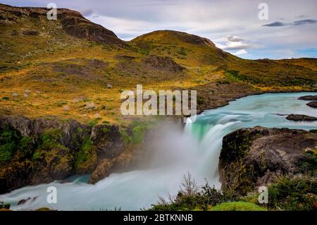 Salto Grande Cascata al parco nazionale di Torres del Paine nella Patagonia cilena. lunga esposizione Foto Stock