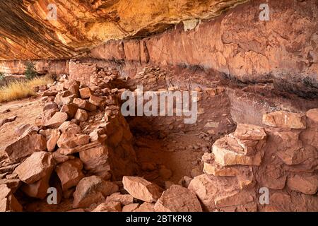 UT00661-00...UTAH - piccole camere e una kiva, costruita oltre 700 anni fa a Horsecollar Ruin in Natural Bridges National Monument. Foto Stock