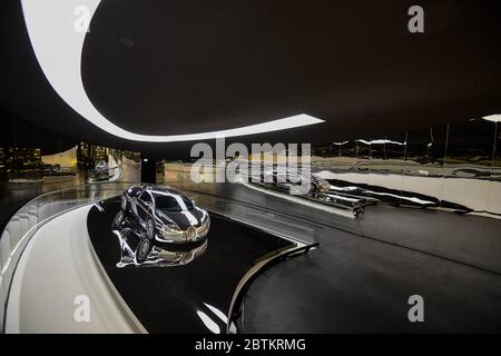 Supercar italiana Bugatti Veyron EB 16.4 al museo della Volkswagen Autostadt. WOLFSBURG, GERMANIA. 19 maggio 2016 Foto Stock