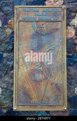 Targa su Avenue Colon a Punta Arenas City, provincia di Magallanes, Patagonia, Cile, Sud America Foto Stock