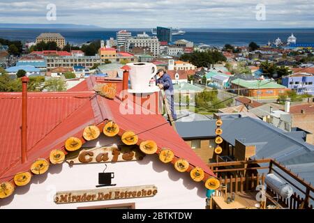 Cafe Mirador del Estrecho sulla collina di la Cruz a Punta Arenas City, Provincia di Magallanes, Patagonia, Cile, Sud America Foto Stock