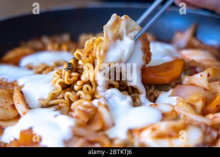 Cibo in stile coreano torta di riso piccante Tteokbokki con noodle e formaggio Foto Stock