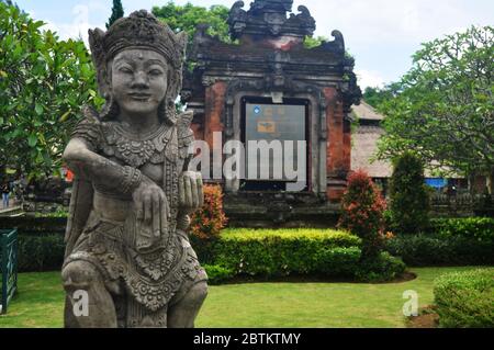 BALI, INDONESIA - MARZO 24 : scultura d'arte e scolpito antico angelo divinità dio di statua indù stile balinese in pura Taman Ayun o Mengwi Tempio a Ub Foto Stock