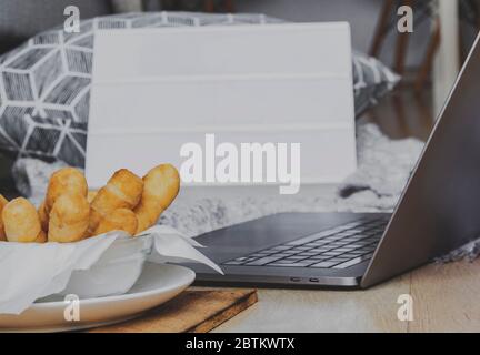 Deliziosi antipasti tipici venezuelani tequeños, barrette di formaggio. Mockup da personalizzare. Foto Stock