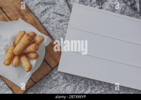 Deliziosi antipasti tipici venezuelani tequeños, barrette di formaggio. Mockup da personalizzare. Foto Stock