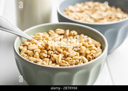 In ciotola, il grano soffiato è coperto di miele. Foto Stock