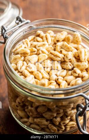 Grano soffiato coperto di miele in vaso. Foto Stock